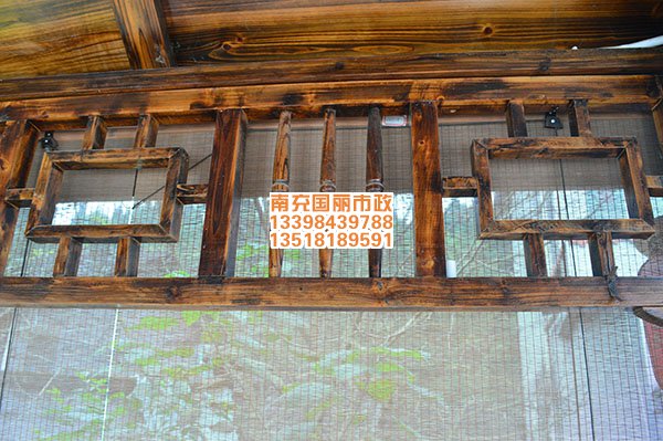 南充木涼亭_涼亭內部木質仿古窗框